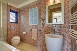 Regadera, tina de hidromasaje, secadora de cabello, bidet 