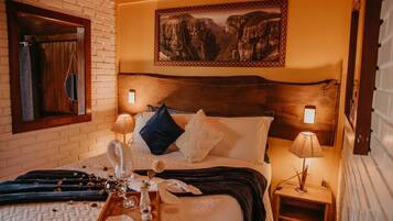 Chalé superior, banheiro privativo, vista para a cidade | 1 quarto, escrivaninha, espaço de trabalho para notebook