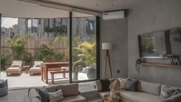 Villa superior | Área de sala de estar | Televisión LCD de 55 pulgadas con canales digitales