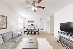 TV, fireplace - Charming golf course adjacent condo with pool, picnic area, & washer/dryer (North Myrtle Beach)