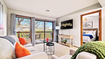 2 habitaciones, escritorio y tabla de planchar con plancha