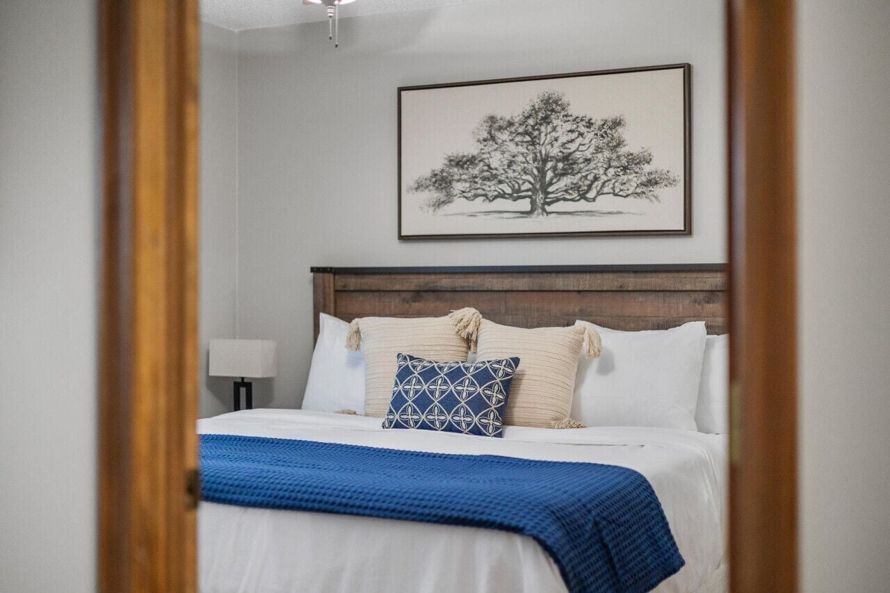 2 soverom, skrivebord, strykejern/-brett og reiseseng for barn