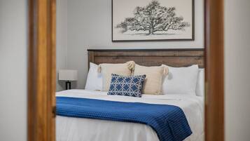 2 soverom, skrivebord, strykejern/-brett og reiseseng for barn