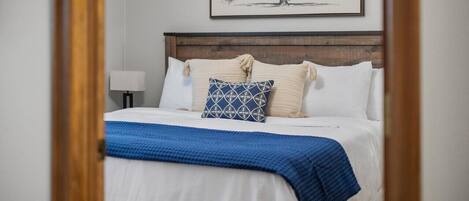 2 chambres, bureau, fer et planche à repasser, lit de bébé portatif