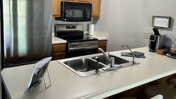 Een koelkast, een magnetron, een oven, een kookplaat