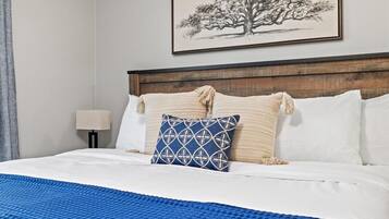 2 slaapkamers, een bureau, een strijkplank/strijkijzer, reisbedje