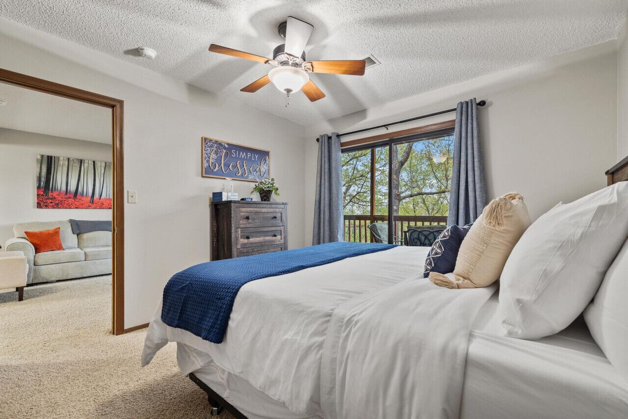 2 makuuhuonetta, työpöytä, silitysrauta/-lauta, vauvan matkasänky