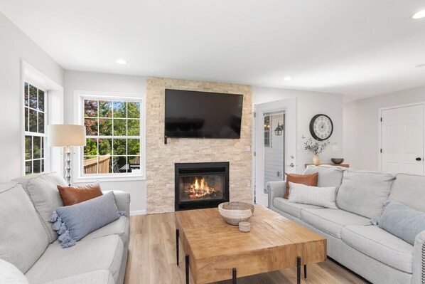 Smart TV, fireplace, books - Harbor School House - Private home, great outdoor space, 5 minute walk downtown (Egg Harbor)