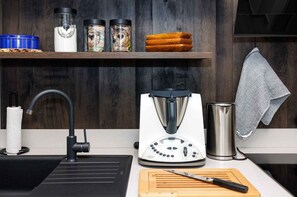 Kjøleskap, ovn, kokeplater og oppvaskmaskin