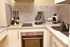 Een koelkast, een microgolfoven, een oven, een kookplaat