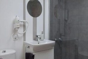 مجففا ت شعر، مناشف، صابون، ورق حمّام