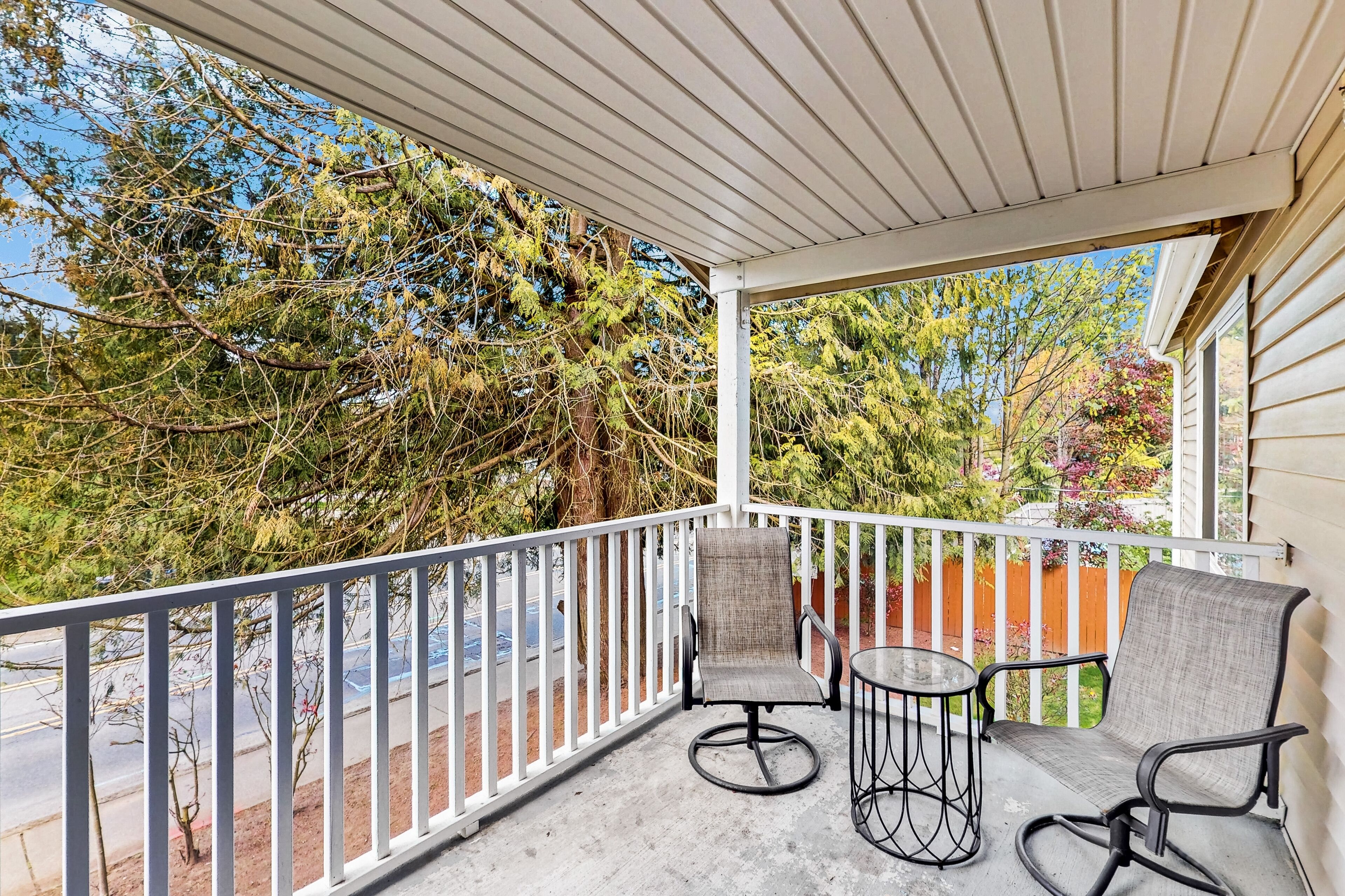 Sunlit getaway with a deck, washer/dryer, & full kitchen