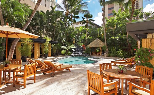 Boutique Waikiki Condo • AC • Lanai • Walk to Beach & Dining