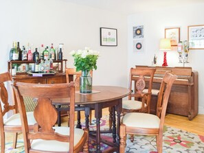 Dining - 3 bedroom accommodation in Llansteffan, near Carmarthenshire (Llansteffan, near Carmarthenshire)