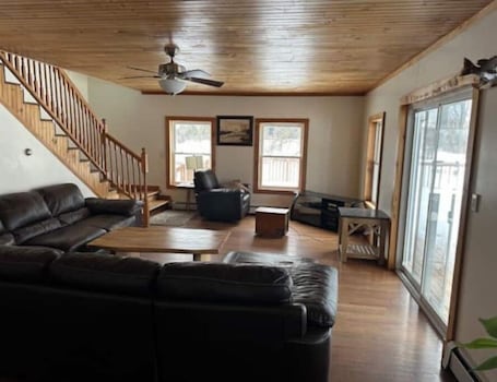 Smart TV, fireplace, books. Saba's Countryside Experience