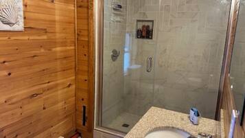 Een douche, een haardroger, handdoeken, zeep