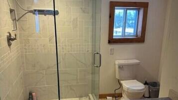 Een douche, een haardroger, handdoeken, zeep