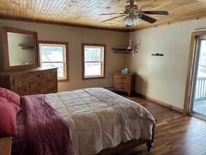 3 bedrooms, desk, iron/ironing board, free WiFi