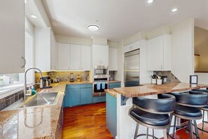 Geladeira, micro-ondas, fogão, cooktop