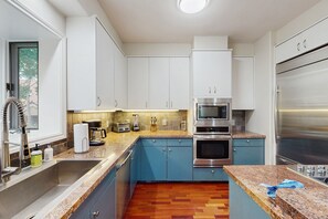 Frigorifero, microonde, forno, piano cottura