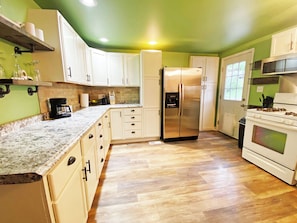 Refrigerador, microondas, horno, placa de cocina