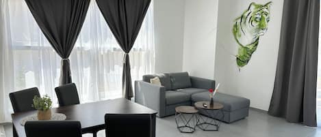 Suite estudio superior | Área de sala de estar