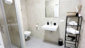 Superior Twin Room | Bathroom | Shower, hair dryer, heated floors, towels