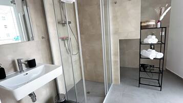 Superior-Suite | Badezimmer | Dusche, Haartrockner, Fußbodenheizung (Badezimmer), Handtücher