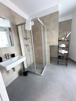 Superior-Suite | Badezimmer | Dusche, Haartrockner, Fußbodenheizung (Badezimmer), Handtücher