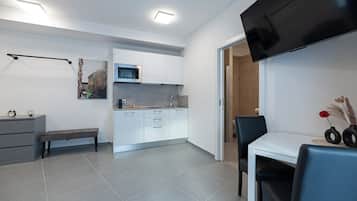 Superior Twin Room | Private kitchen | Espresso maker, electric kettle, cleaning supplies