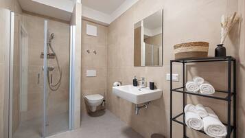 Kamar Double Klasik | Kamar mandi | Shower, pengering rambut, lantai berpemanas, dan handuk