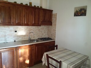 Fridge, oven, stovetop, coffee/tea maker