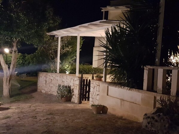 المنطقة المحيطة بالمنشأة