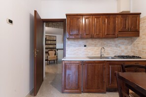 Fridge, oven, stovetop, coffee/tea maker