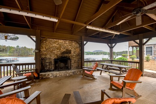 Lakefront home with amazing mountain views, balcony, & AC - snowbird-friendly