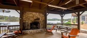 Lakefront home with amazing mountain views, balcony, & AC - snowbird-friendly