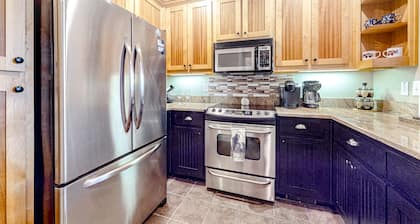 Lakefront home with amazing mountain views, balcony, & AC - snowbird-friendly