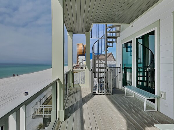 Maison, Plusieurs lits, accès à la piscine, vue sur l’océan (Breezy Beach) | Terrain de l’hébergement 