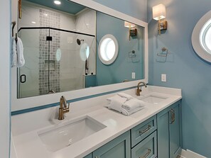 Maison, plusieurs lits, accès piscine, vue océan (Breezy Beach) | Salle de bain