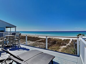Hus, flere senger, terrasse (Charline Beachside Villa) | Terrasse/patio