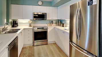 Leilighet, flere senger, balkong, havutsikt (Dune Point #303 - No Pets Allowed) | Eget kjøkken | Kaffetrakter/tekoker