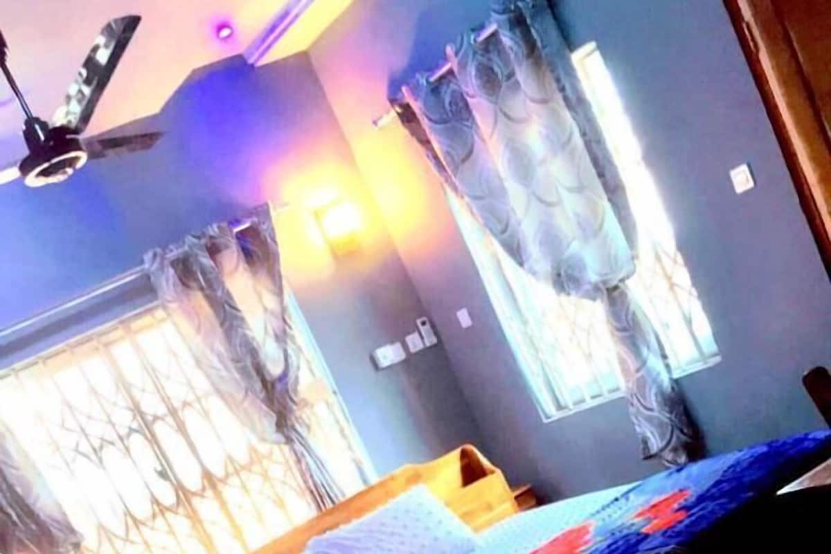 1 habitación, decoración personalizada, muebles diferentes y escritorio