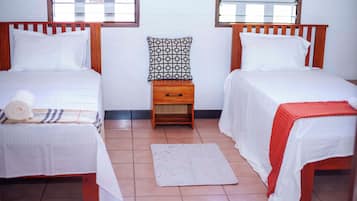 3 habitaciones, escritorio, tabla de planchar con plancha y wifi gratis