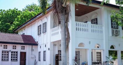 EAZY BREEZY BACKPACKERS 3 Bedrooms House