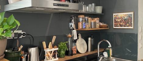 Køleskab, mikrobølgeovn, ovn, kogeplade