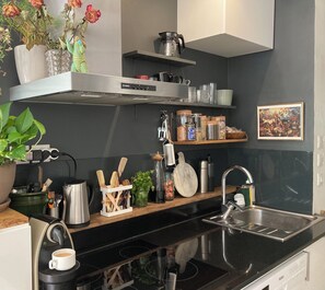 Fridge, microwave, oven, stovetop - Charming Montmartre Flat - Moulin Rouge (Paris)