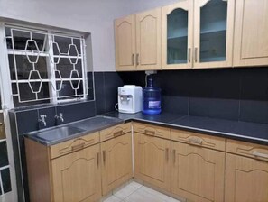 Private kitchen - Quiet 2 Bedroom Townhouse with Parking Westlands (Nairobi)