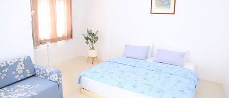 3 bedrooms, desk, iron/ironing board, WiFi (free)