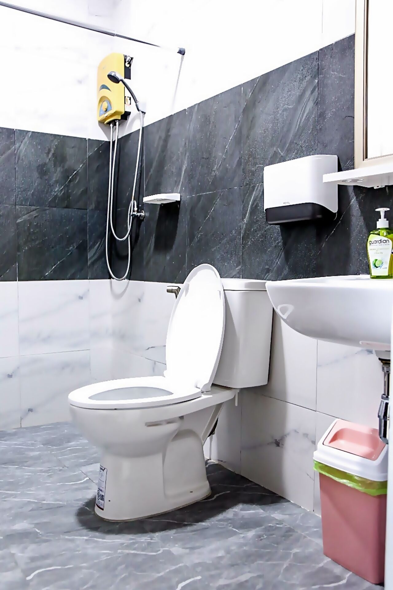 Doccia, asciugamani, sapone, shampoo