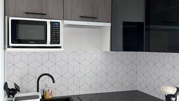 Een microgolfoven, een kookplaat